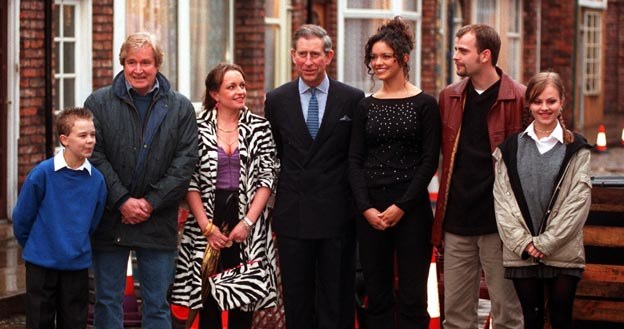 Książę Karol podczas wizyty na Coronation Street. Gdzie jest Frisky? - fot. Dan Callister /Getty Images/Flash Press Media