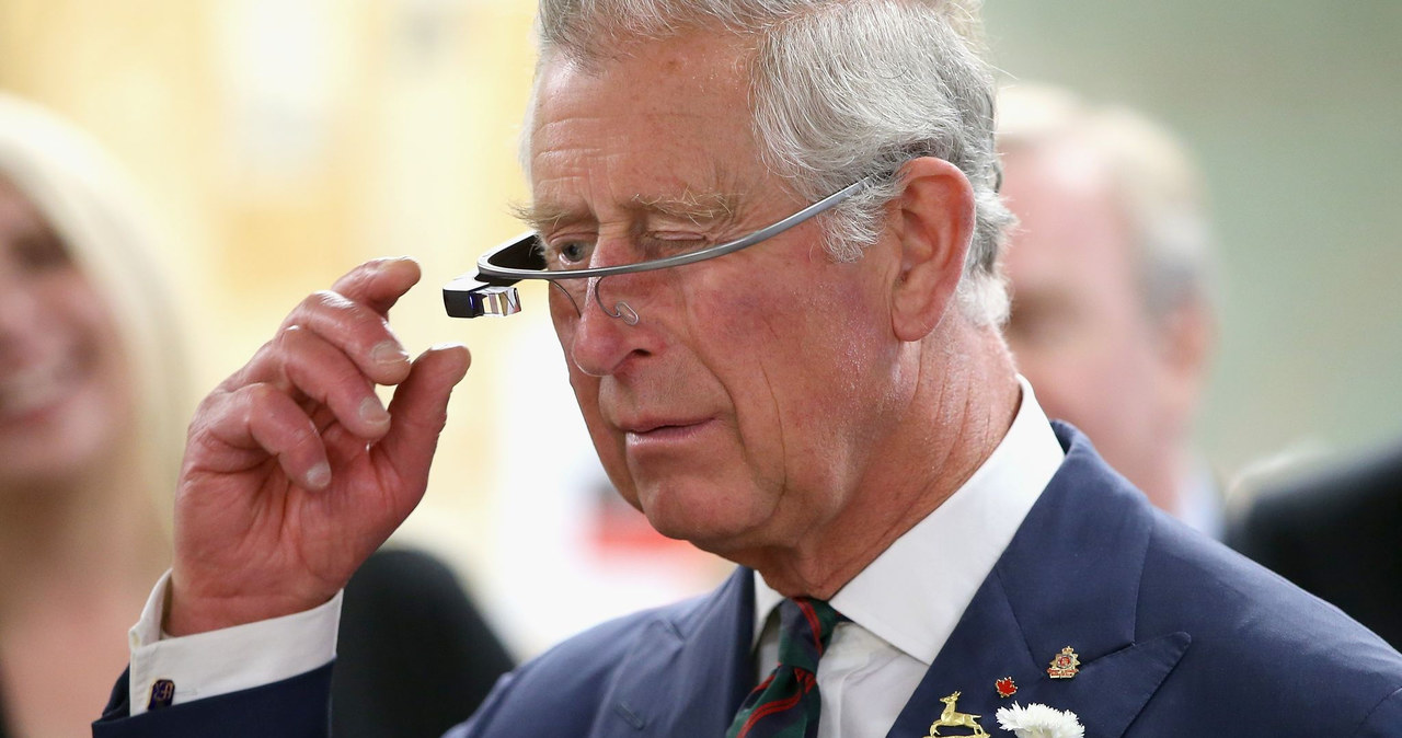Książę Karol testujący okulary Google Glass. Jak to mogło się nie udać? /Chris Jackson /Getty Images