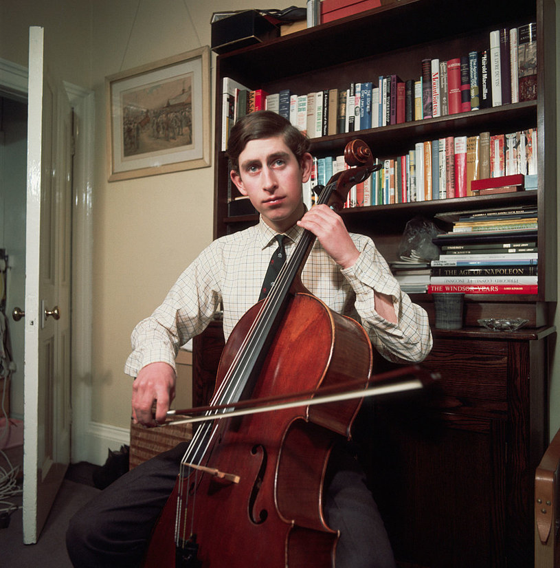 Książę Karol w młodości grał na wiolonczeli /Hulton-Deutsch Collection/CORBIS/Corbis via /Getty Images