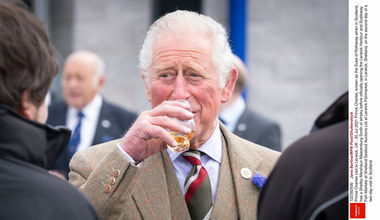 Książę Karol w spódnicy delektuje się alkoholem! Co za widok!