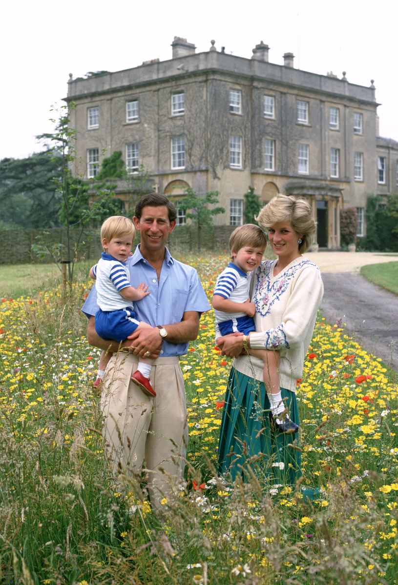 Książę Karol z Dianą i synami w Highgrove, 1986 r. /Getty Images