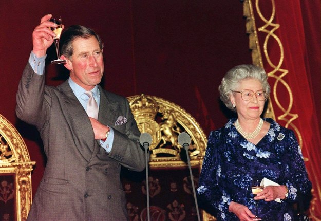Książę Karol z matką królową Elżbietą II na zdjęciu z listopada 1989 roku /JOHN STILLWELL / POOL UK AND IRELAND OUT SHUTTERSTOCK OUT /PAP/EPA