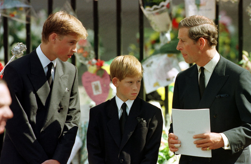 Książę Karol z synami - Williamem i Harrym (w środku) na pogrzebie księżnej Diany (1997) /Adam Butler - PA Images /Getty Images