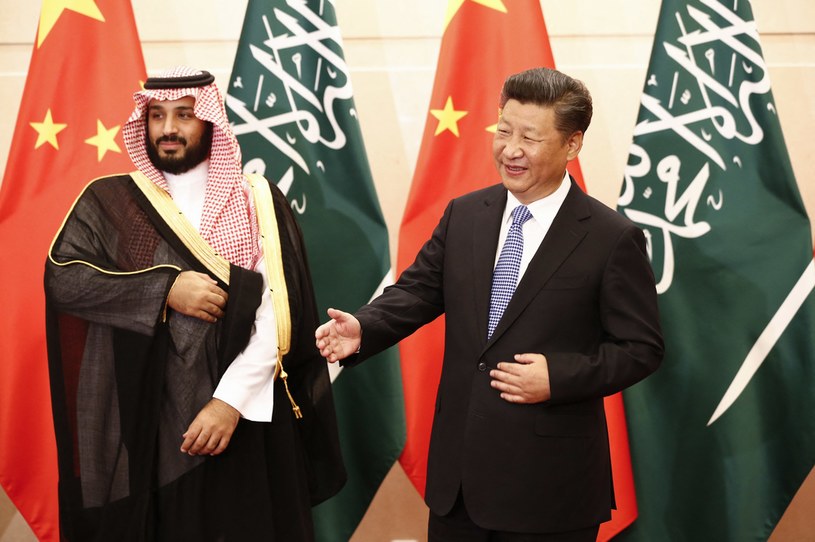 Książę koronny i premier Arabii Saudyjskiej Mohammed bin Salman oraz przywódca Chin Xi Jinping /ROLEX DELA PENA    /AFP