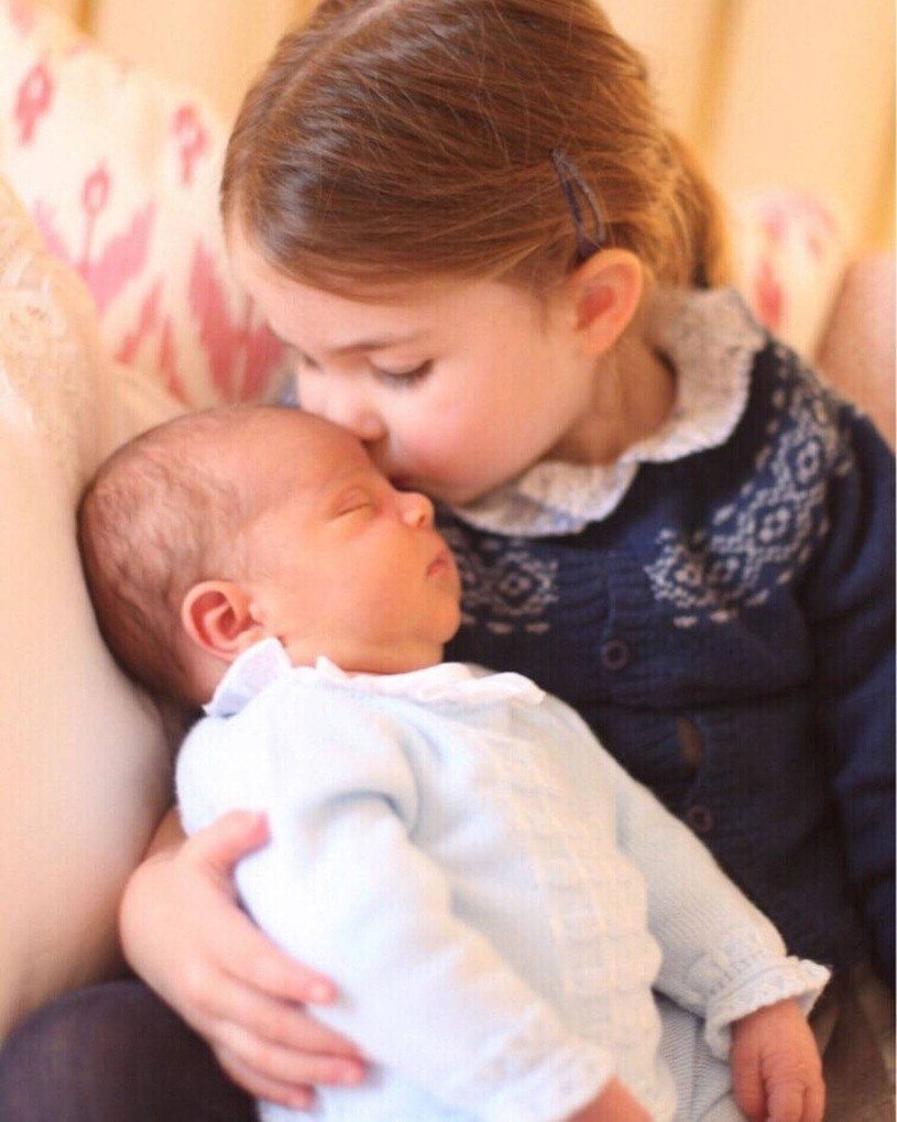 Książę Louis ze starszą siostrą, księżniczką Charlotte. Zdjęcie zostało zrobione przez ich mamę, księżną Kate, fot. STARFACE PHOTO /East News