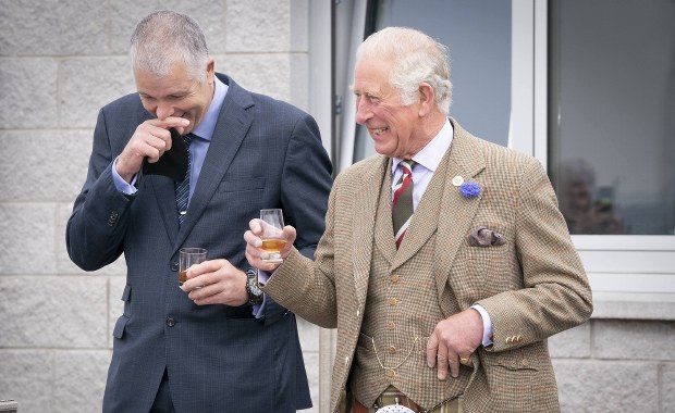 Książę na sprzedaż. Ile kosztuje obiad z Karolem? 