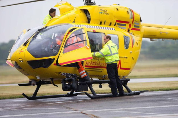 Książę William całą swoją pensję przekaże na cele charytatywne /GEOFF ROBINSON / EAST ANGLIAN AIR AMBULANCE / HANDOUT /PAP/EPA