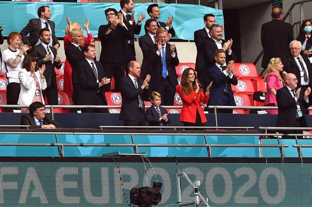 Książę William i księżna Kate oraz ich syn, 7-letni książę George, na trybunach Wembley w czasie meczu Anglia - Niemcy w 1/8 finału Euro 2020 /Justin Tallis/ POOL /PAP/EPA