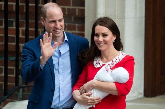 Książę William i księżna Kate tuż po wyjściu ze szpitala z drugim synem /WILL OLIVER  /PAP/EPA