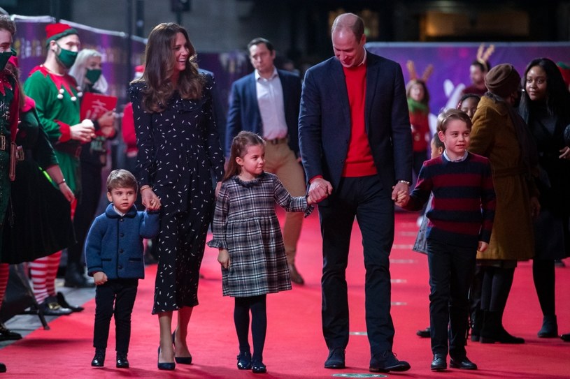 Książę William i księżna Kate wraz z dziećmi pojawili się na sztuce teatralnej. Podczas dojścia do teatru niestety rodzina nie miała na twarzach maseczek ochronnych. /WPA Pool /Getty Images