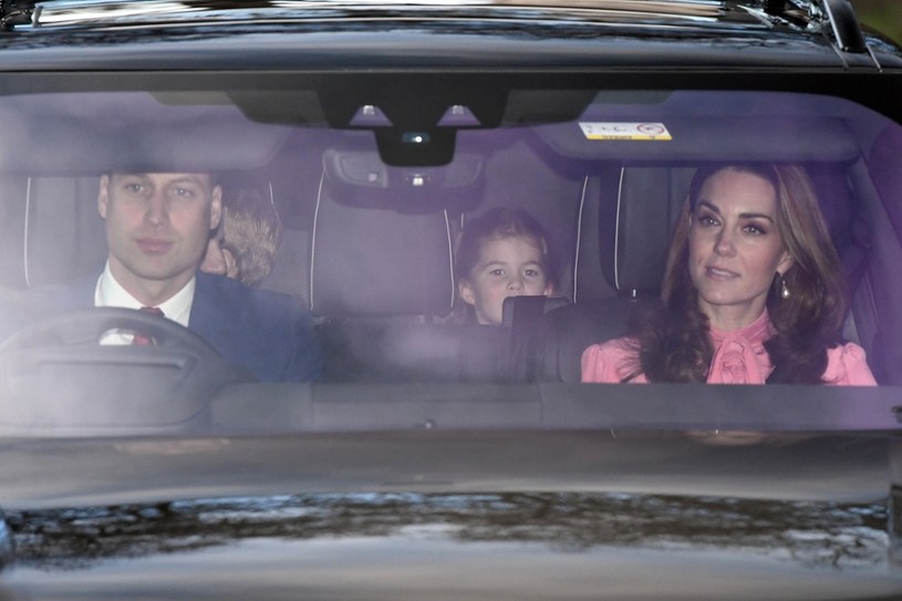 Książę William i księżna Kate z dziećmi /East News