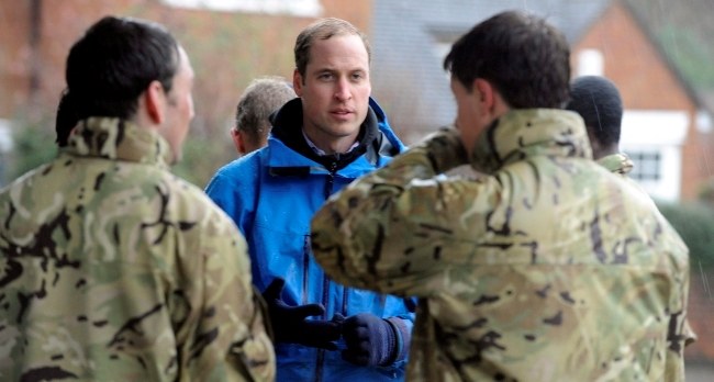 Książę William wśród żołnierzy układających wały przeciwpowodziowe /PAP/EPA/RICHARD WATT /PAP/EPA