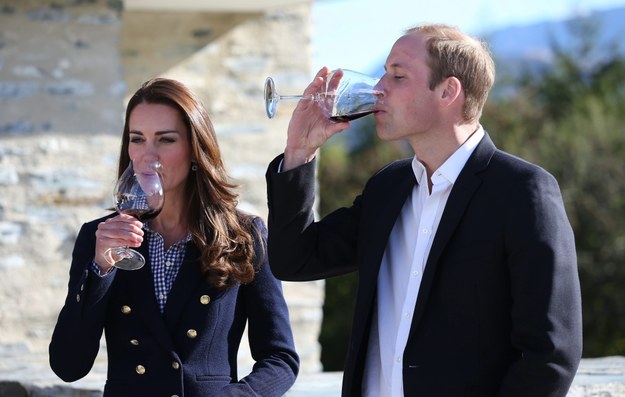 Książęca para degustująca wino w winnicy Amsfield w Queenstown /FIONA GOODALL /PAP/EPA