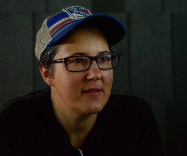 - Książka jest dla mnie motorem do budowy psychologicznej postaci, ale też elementem obsesji jednego z bohaterów – policjanta, który zajmuje się sprawą Krystiana Bali. Na pierwszym planie rozgrywa się pojedynek dwóch mocnych postaci, które nie potrafią bez siebie funkcjonować – jeden determinuje działania drugiego i odwrotnie – mówi reżyserka Kasia Adamik.