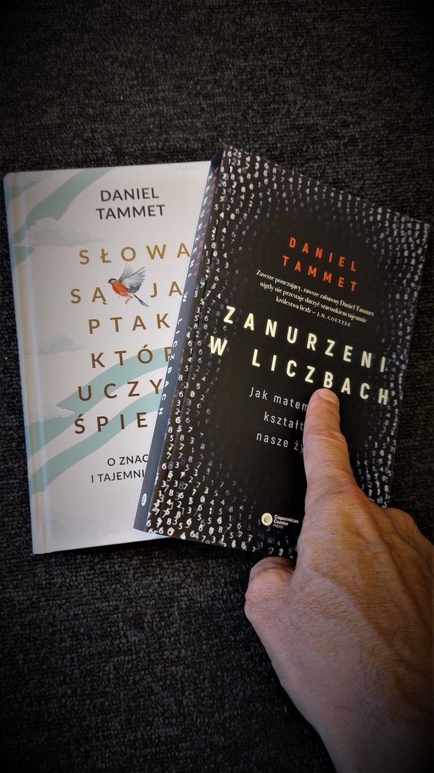 Książki Daniela Tammeta - "B" dla tego synestety jest czarne /Bogdan Zalewski /RMF24