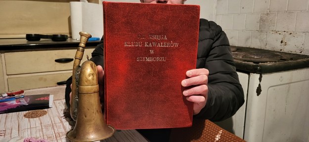Księga Klubu Kawalerów w Szymborzu, w której zapisywane są Przywołówki oraz trąbka, którą zwołuje się mieszkańców /Beniamin Piłat /RMF FM - reporter