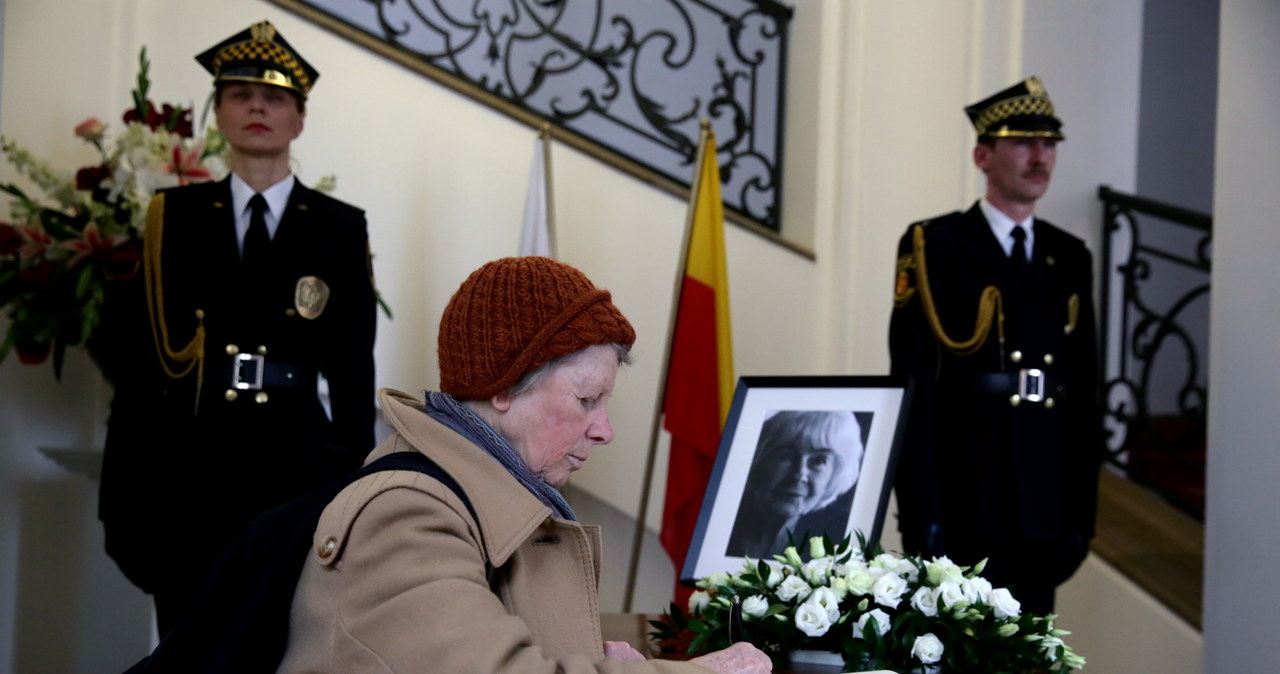 Księga kondolencyjna poświęcona pamięci Danuty Szaflarskiej wystawiona została 27 bm. w Urzędzie Stanu Cywilnego przy pl. Zamkowym w Warszawie /Tomasz Gzell /PAP