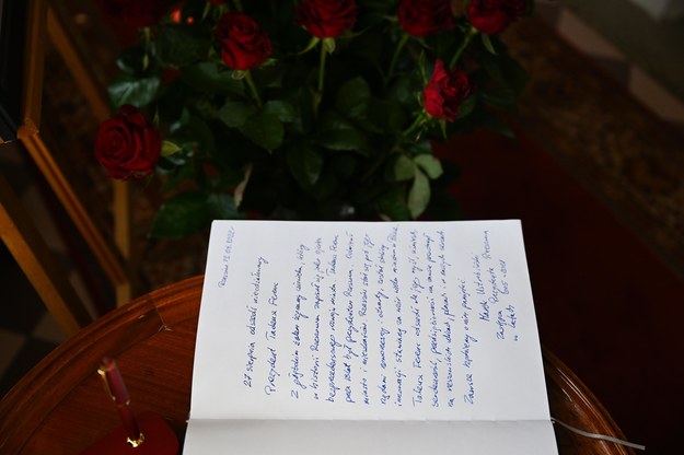 Księga kondolencyjna wystawiona w rzeszowskim Ratuszu /Darek Delmanowicz /PAP