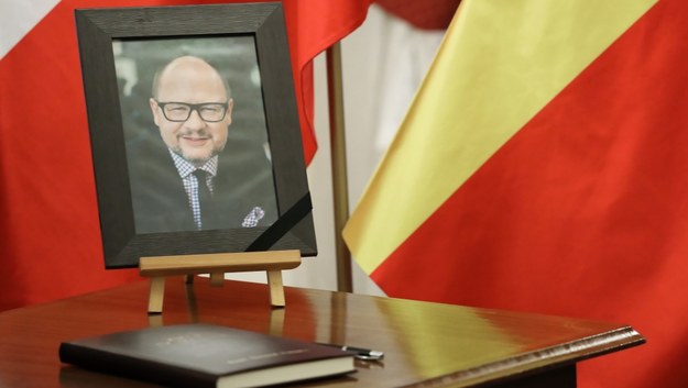 Księga kondolencyjna wystawiona w Urzędzie m.st. Warszawy po śmierci prezydenta Gdańska Pawła Adamowicza / 	Tomasz Gzell    /PAP