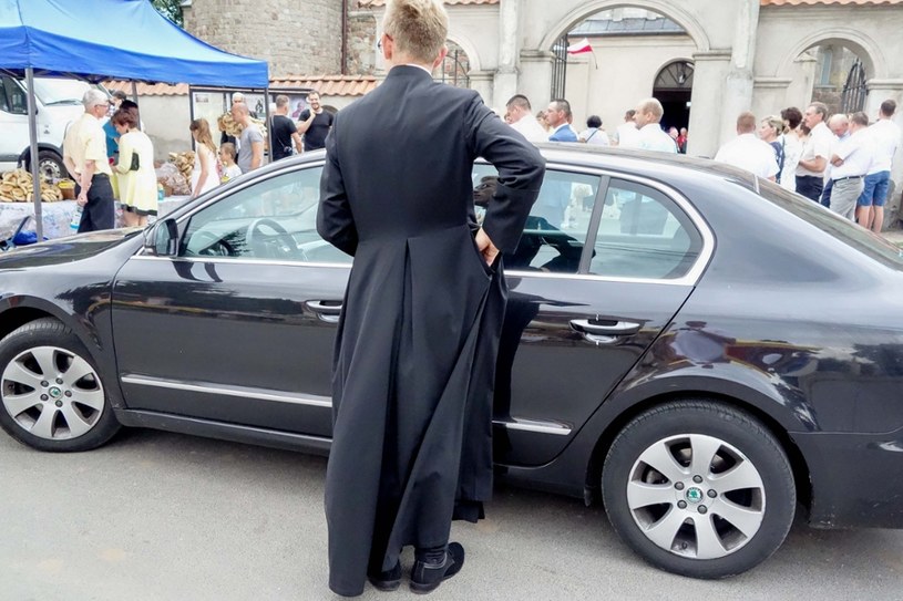 Księża mogą taniej kupić samochód niż przeciętny parafianin /Piotr Kamionka /Reporter