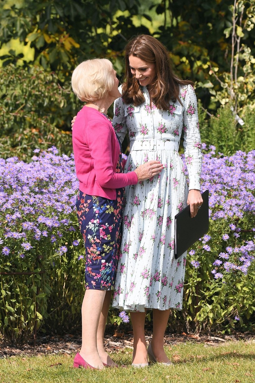 Księżna Cambridge i Mary Berry na otwarciu ogrodu "Back to Nature" /Anthony Harvey /Rex Features/EAST NEWS