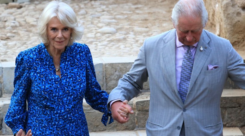Księżna Camilla i książę Karol pomimo upływu lat, nie szczędzą sobie czułości. Trzymali się za ręce podczas wizyty w Jordanii /Mohammad Abu Ghosh/Xinhua News /East News