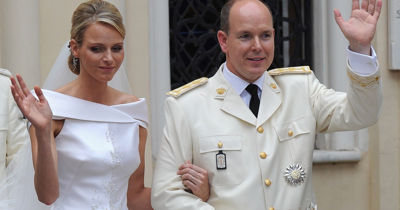 Księżna Charlene i książę Albert w dniu ślubu /Dominique Charriau /Getty Images