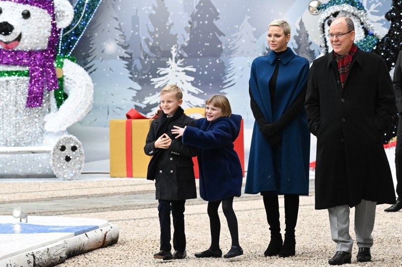 Księżna Charlene i książę Albert z dziećmi /Getty Images