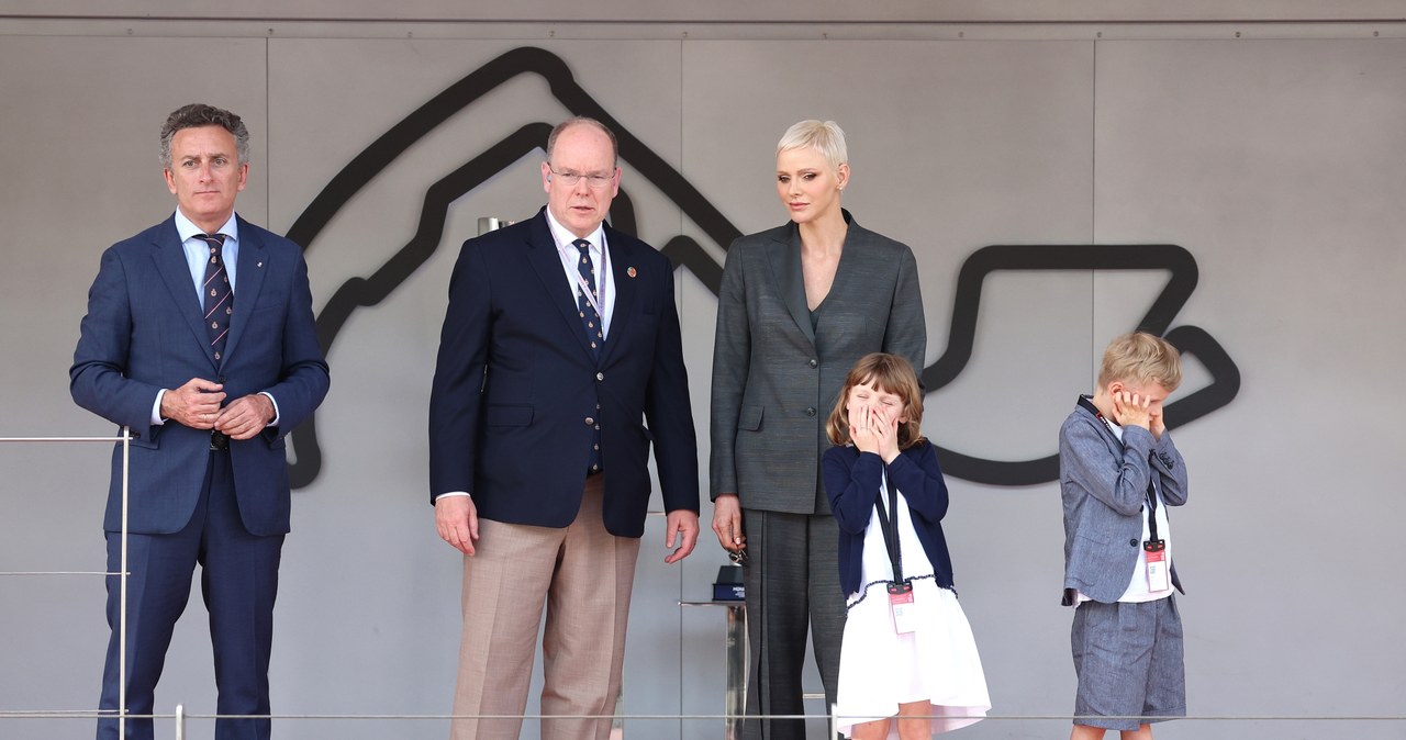 Księżna Charlene wybrała na tę okazję szary garnitur /Getty Images