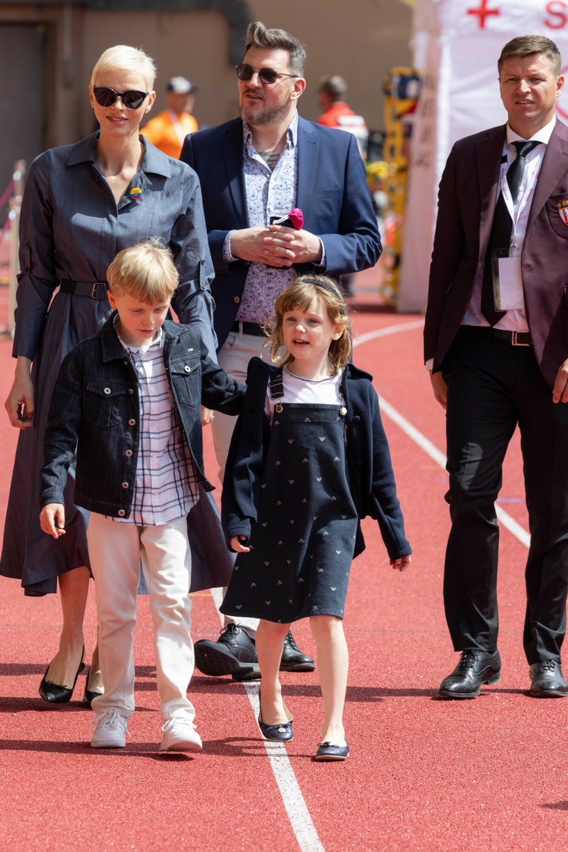 Księżna Charlene z rodziną na meczu rugby /East News