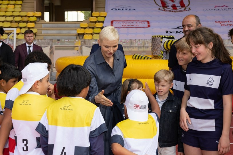 Księżna Charlene z rodziną na meczu rugby /East News