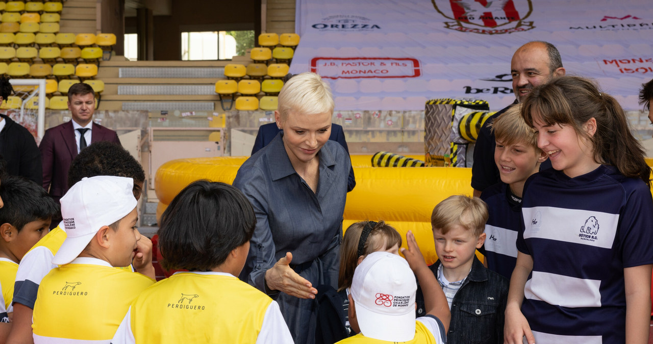 Księżna Charlene z rodziną na meczu rugby /East News