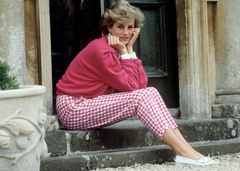 Księżna Diana chętnie nosiła ubrania w różowym kolorze. Sprytnie łączyła odcienie /Getty Images
