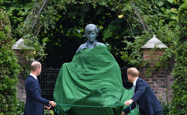 Księżna Diana ma swój pomnik. Wspólnie odsłonili go William i Harry