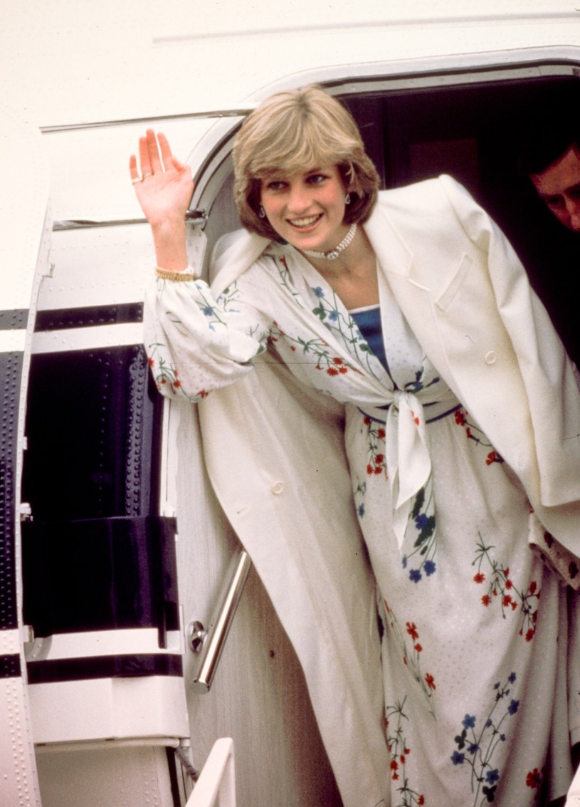 Księżna Diana musiała przestrzegać etykiety. Fryzura również podlegała pałacowym  zasadom /Getty Images
