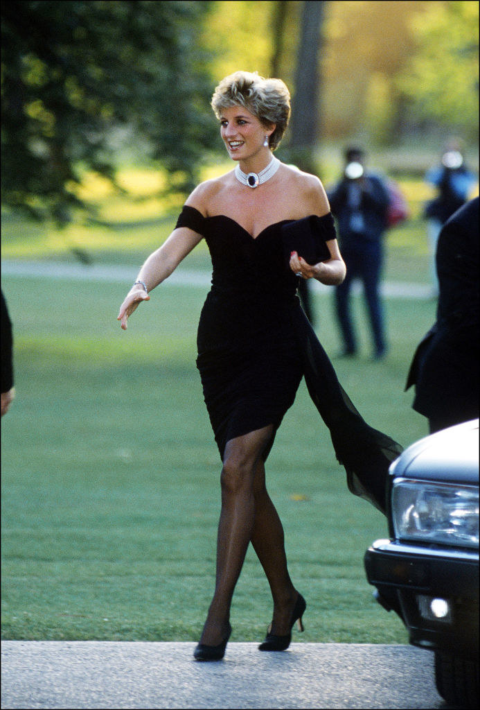 Księżna Diana na zdjęciu w 1994 roku. Można odnieść wrażenie, że "sukienka zemsty" dodawała jej pewności siebie /Princess Diana Archive / Stringer /Getty Images