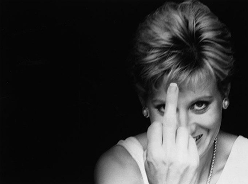 Księżna Diana nigdy nie pokazała w środkowego palca, przynajmniej nie na zdjęciu... /materiały prasowe