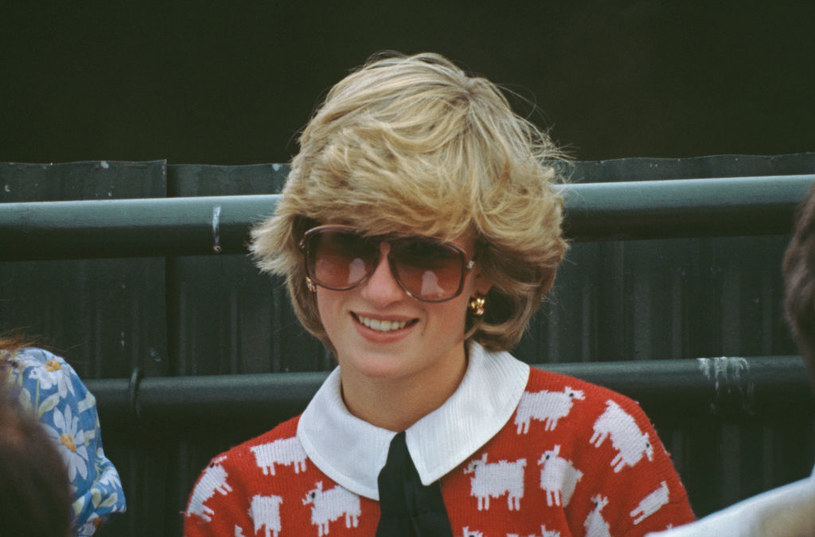 Księżna Diana w 1983 roku założyła kultowy sweter w owieczki na białą koszulę ozdobioną czarną wstążką /Getty Images