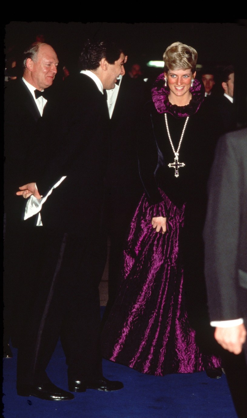 Księżna Diana w naszyniku z krzyżem, 1987 rok /Tim Graham /Getty Images
