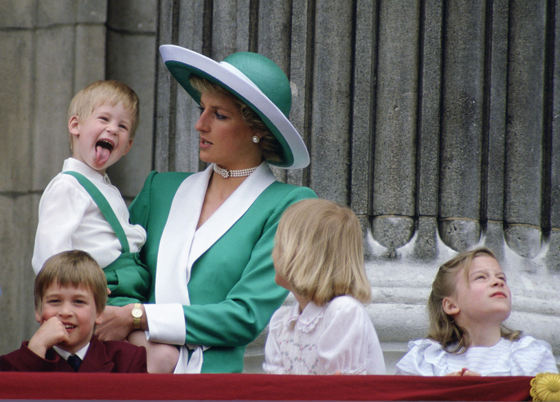 Księżna Diana z księciem Harrym na rękach i księciem Williamem stojącym obok /Getty Images