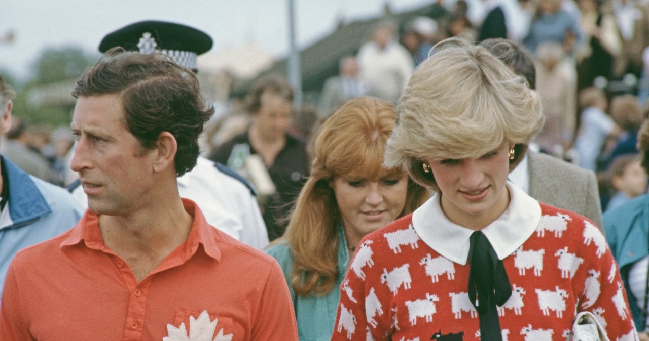 Księżna Diana została sfotografowana w wełnianym swetrze podczas meczu polo z księciem Karolem w 1980 roku /Princess Diana Archive  /Getty Images