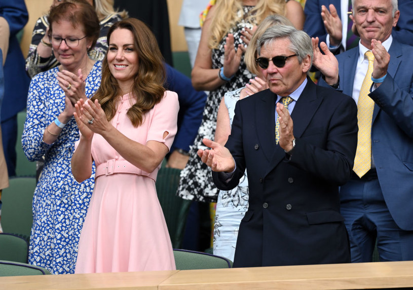 Księżna Kate bawi się na finale Wimbledon w sukience w kolorze truskawek ze śmietaną /Karwai Tang /Getty Images