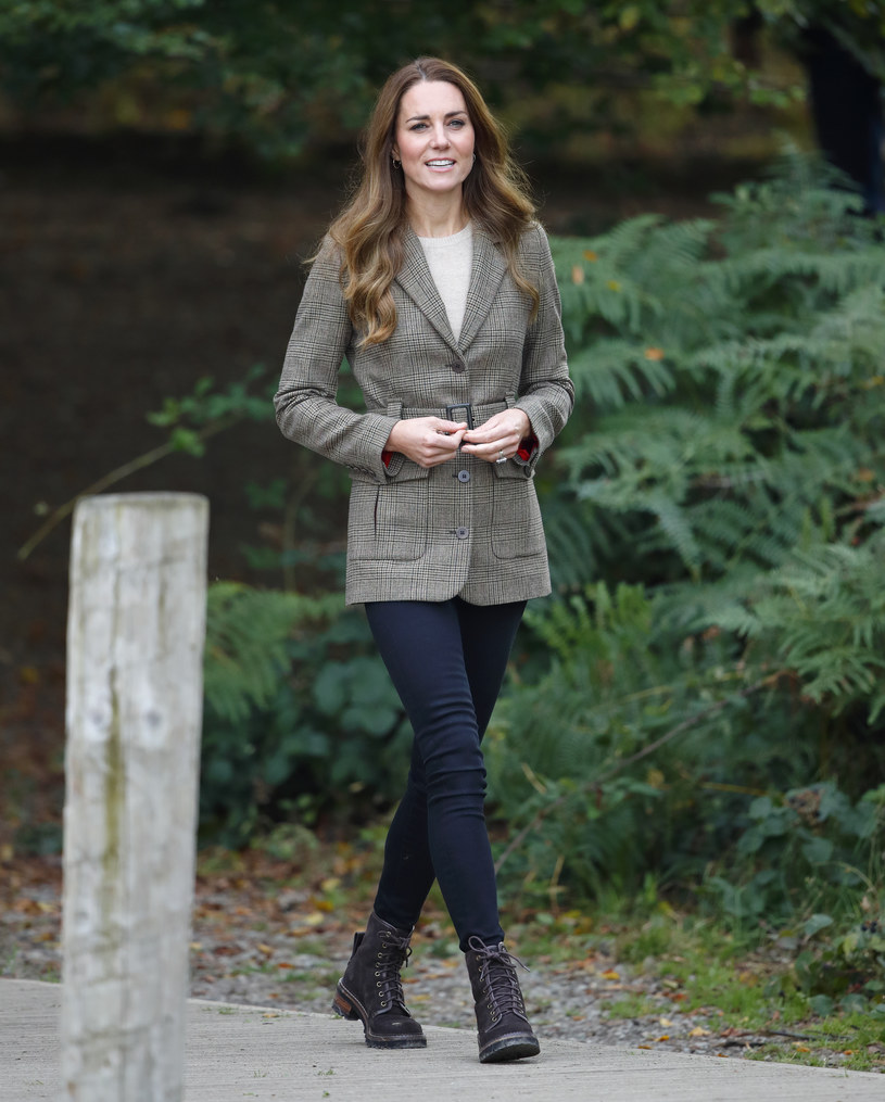 Księżna Kate chętnie nosi buty na płaskiej podeszwie. Tym razem wybrała wygodne trapery idealne na wycieczkę za miasto /Getty Images