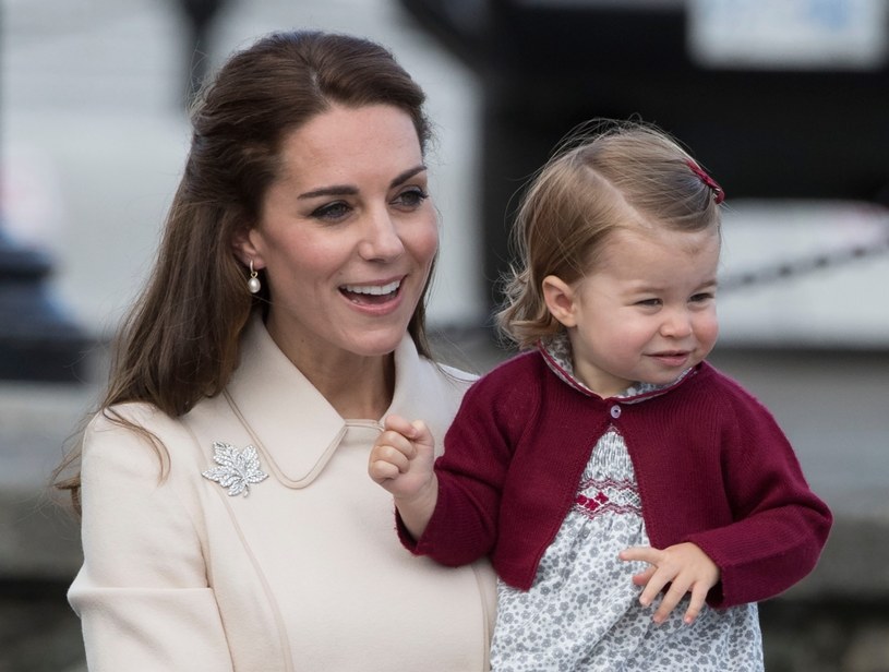 Księżna Kate często nosi księżniczkę Charlotte na rękach /Pool /Getty Images