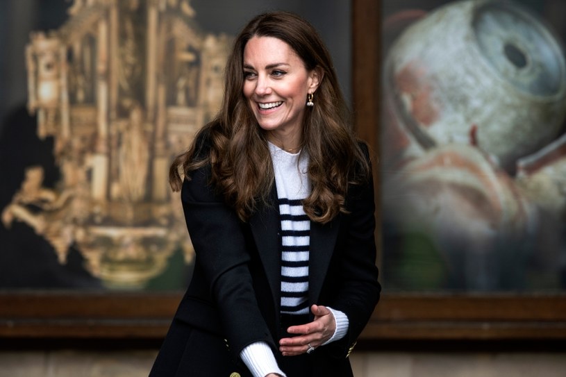 Księżna Kate do bluzki w paski dobrała granatową marynarkę i perłowe kolczyki /Getty Images