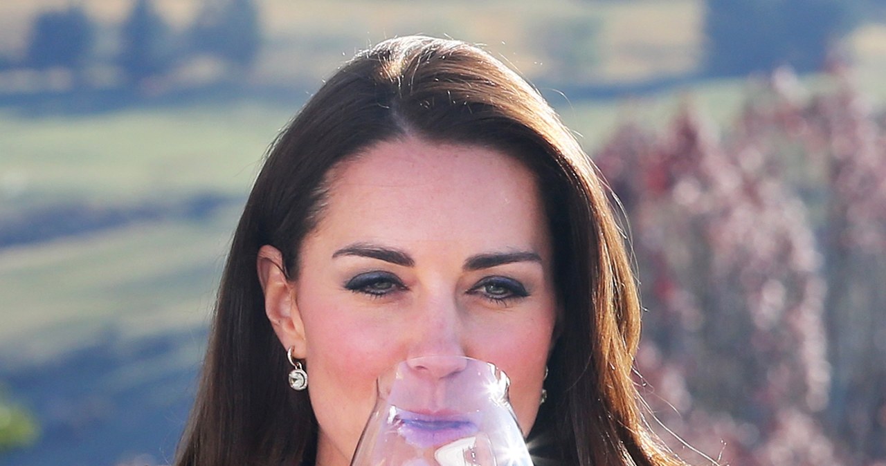 Księżna Kate, gdy musi wznieść publicznie toast, wybiera przeważnie kieliszek wina /Samir Hussein /Getty Images