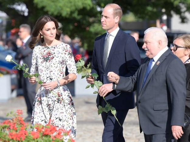 Księżna Kate i książę William oraz były prezydent Lech Wałęsa przed Pomnikiem Poległych Stoczniowców w Gdańsku /Adam Warżawa /PAP