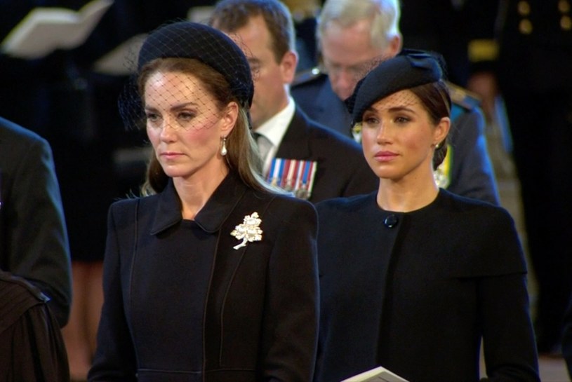 Księżna Kate i Meghan Markle na pogrzebie królowej /BBC/Ferrari Press/East News /East News