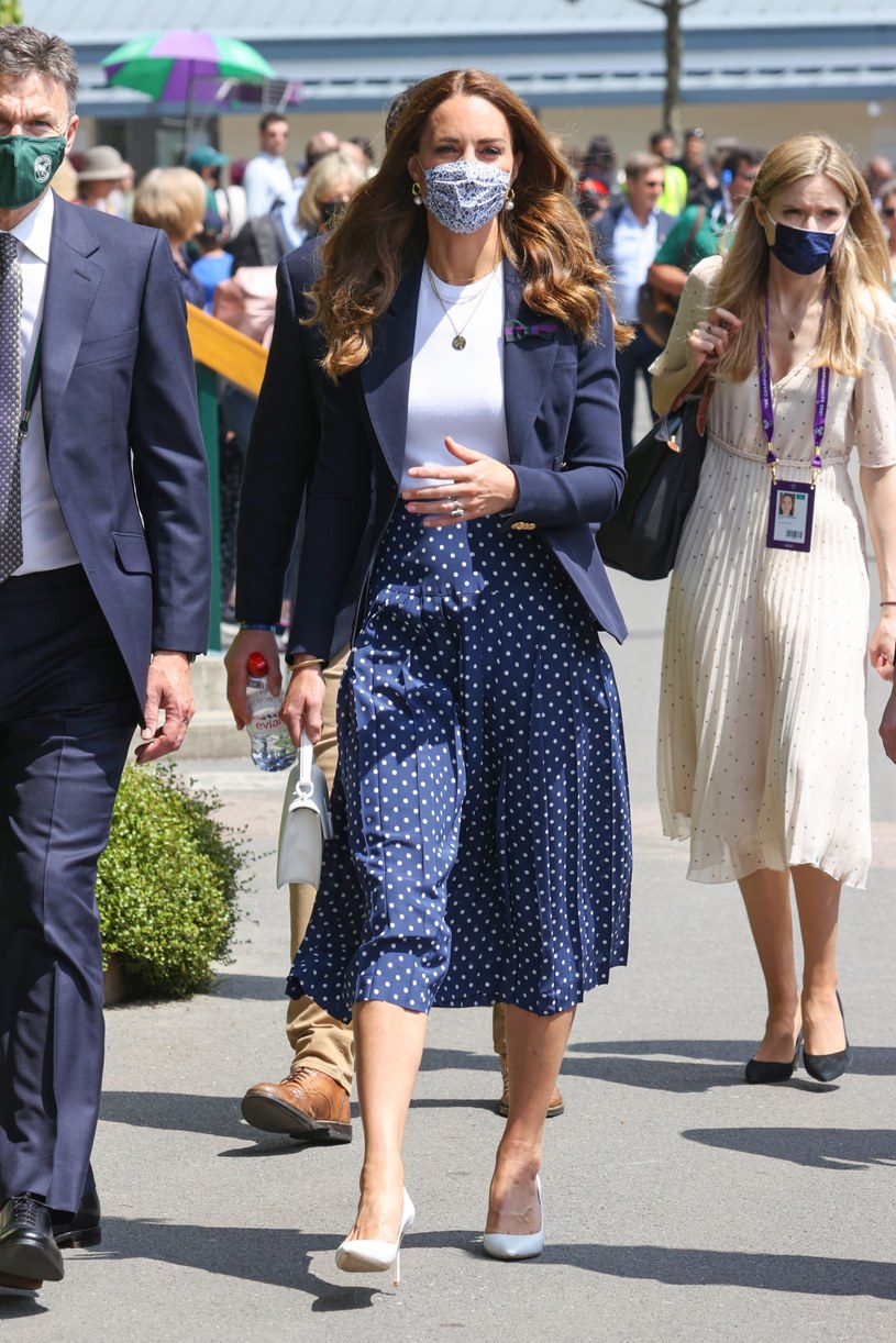 Księżna Kate jest fanką białych groszków na granatowym tle. Tym razem dziewczęcy print pojawił się na spódnicy /Getty Images