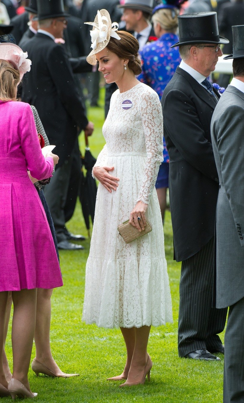 Księżna Kate już nie pierwszy raz wykonała ten gest przed fotoreporterami /East News